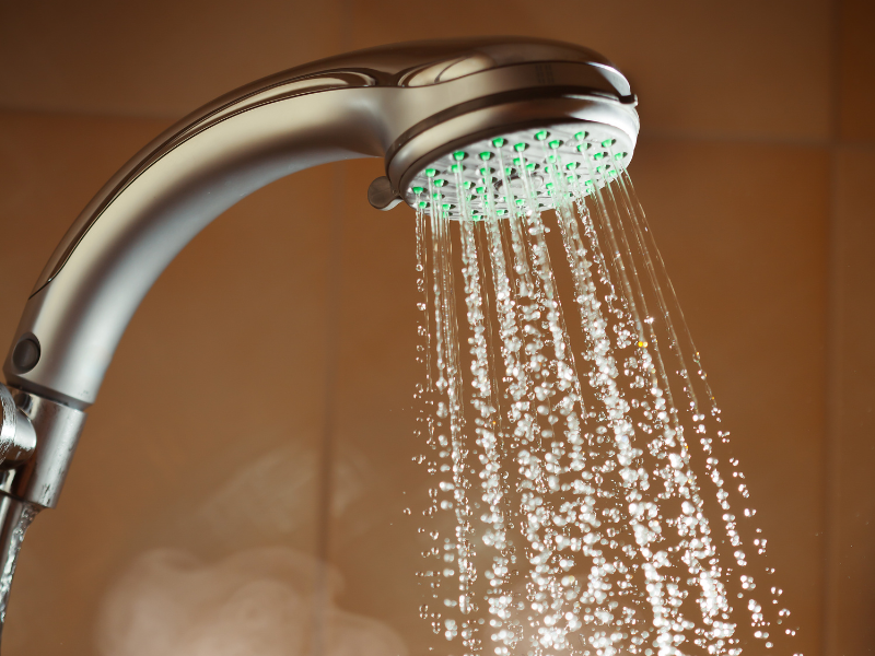 What Happens If You Shave with Hot Water? Causes of Skin Irritation and Breakouts