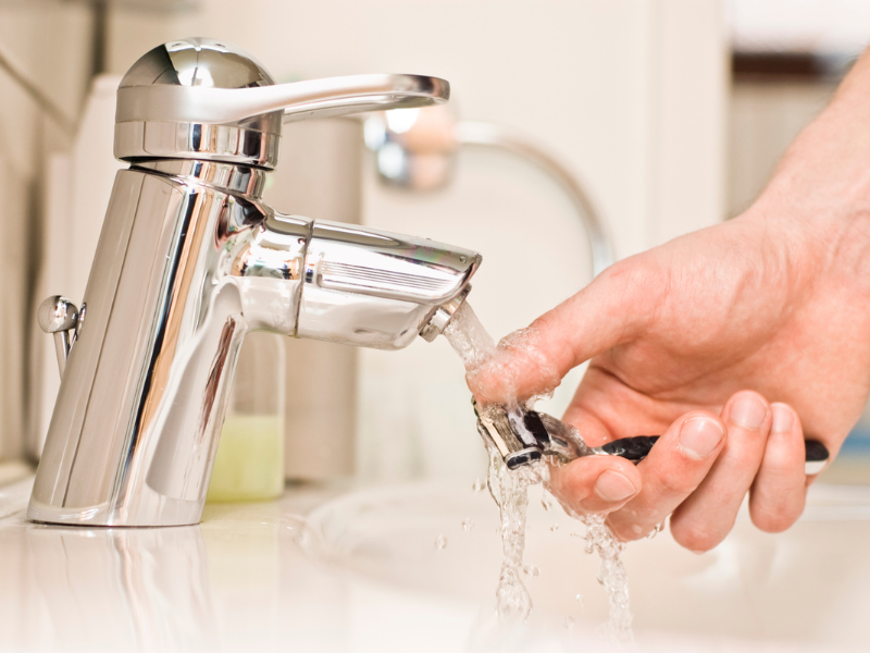 How Should You Store Your Razor While Traveling to Prevent Rust and Bacteria?